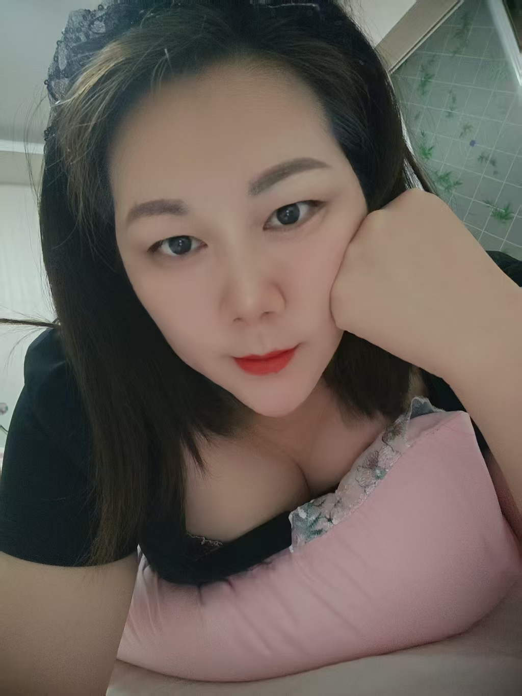 丰满热辣小姐姐玲珑