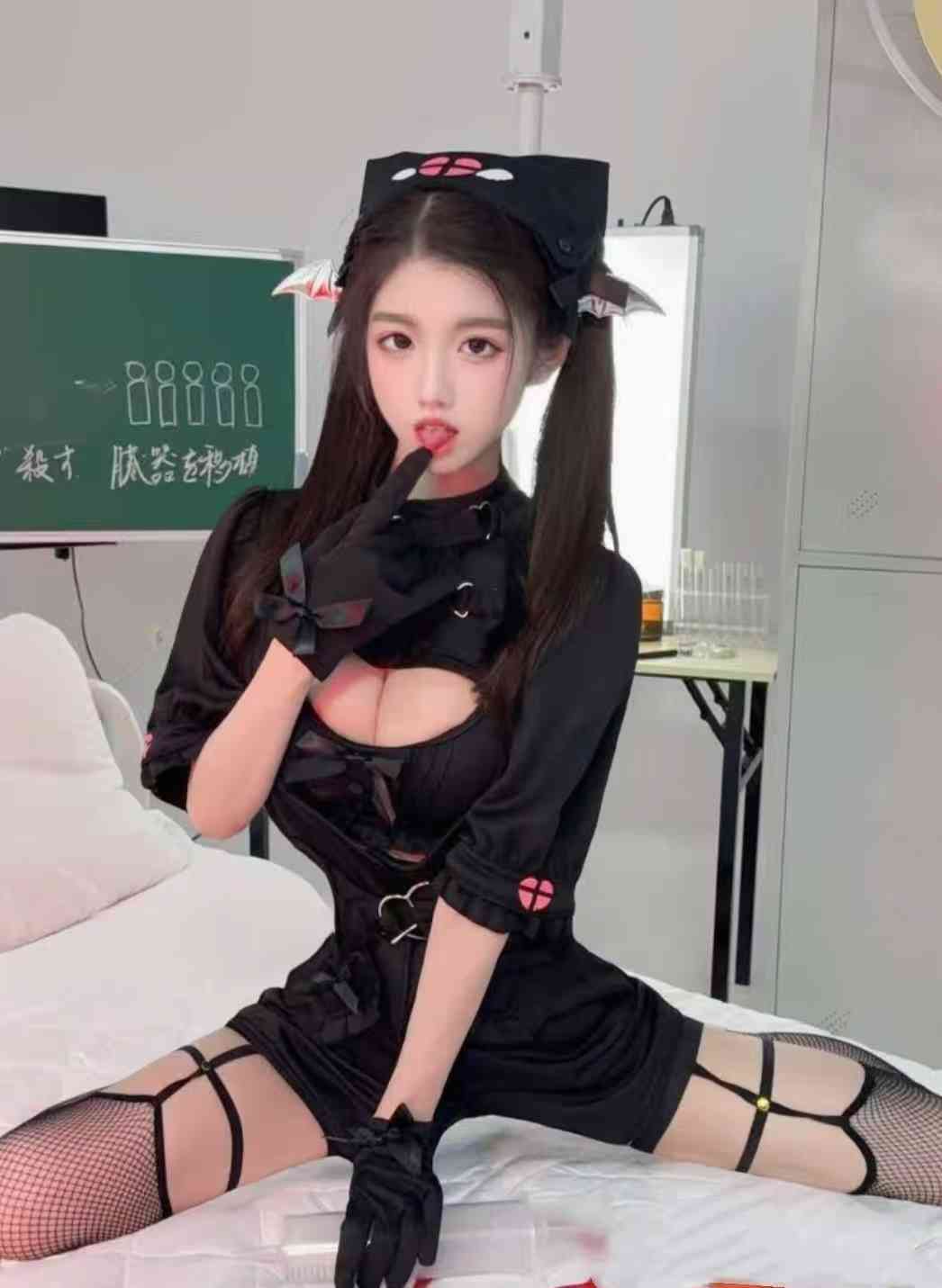 兼职童颜巨乳嫩妹微微