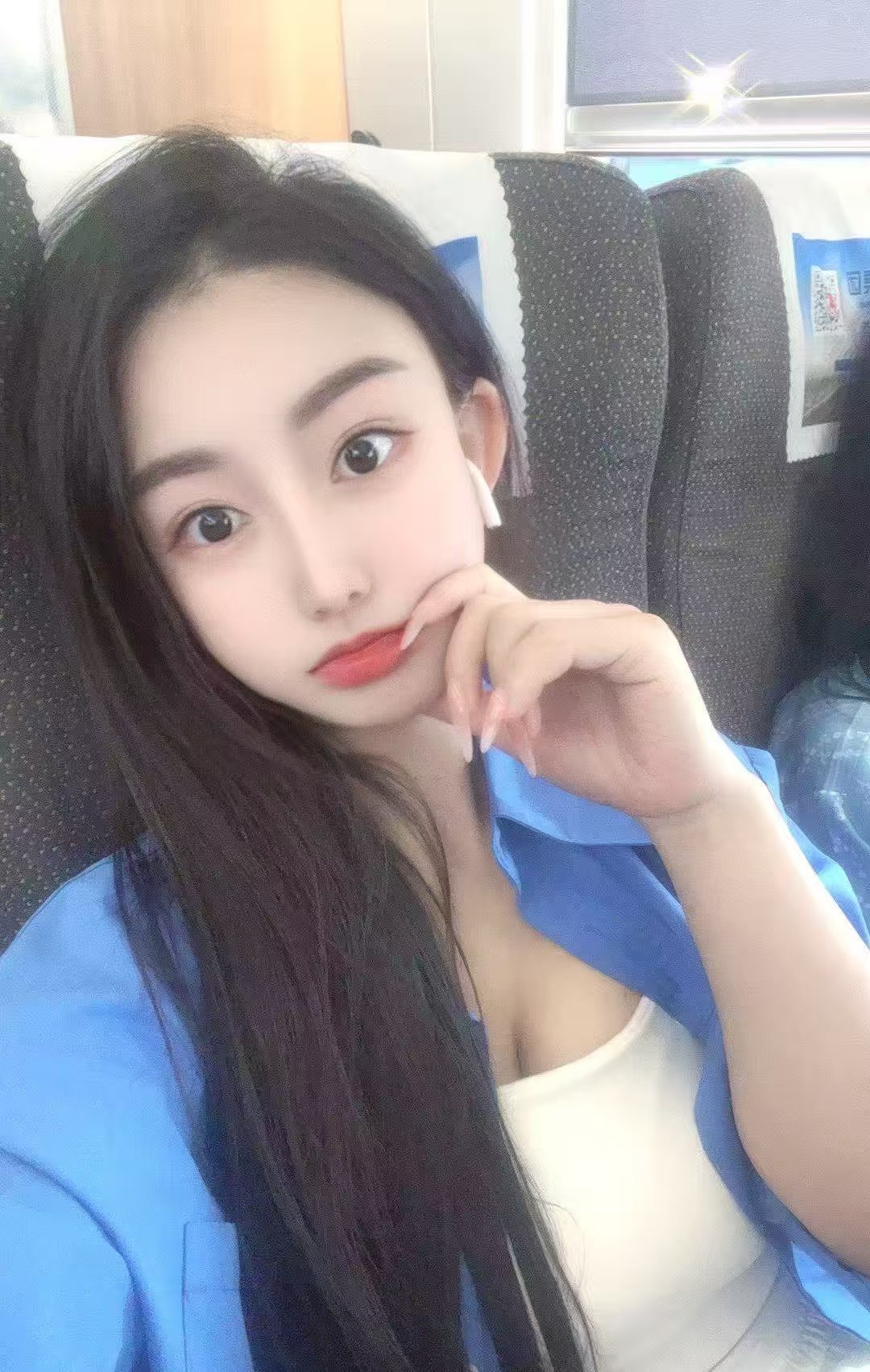 西峰白嫩丰满甜妹