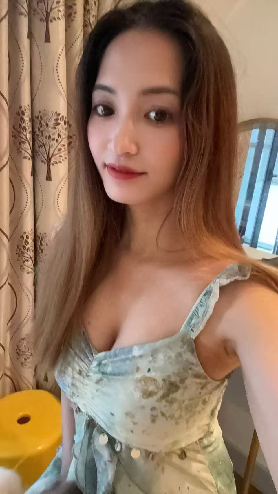 佛山禅城 亚艺公园地铁站d口 大波 伊娜