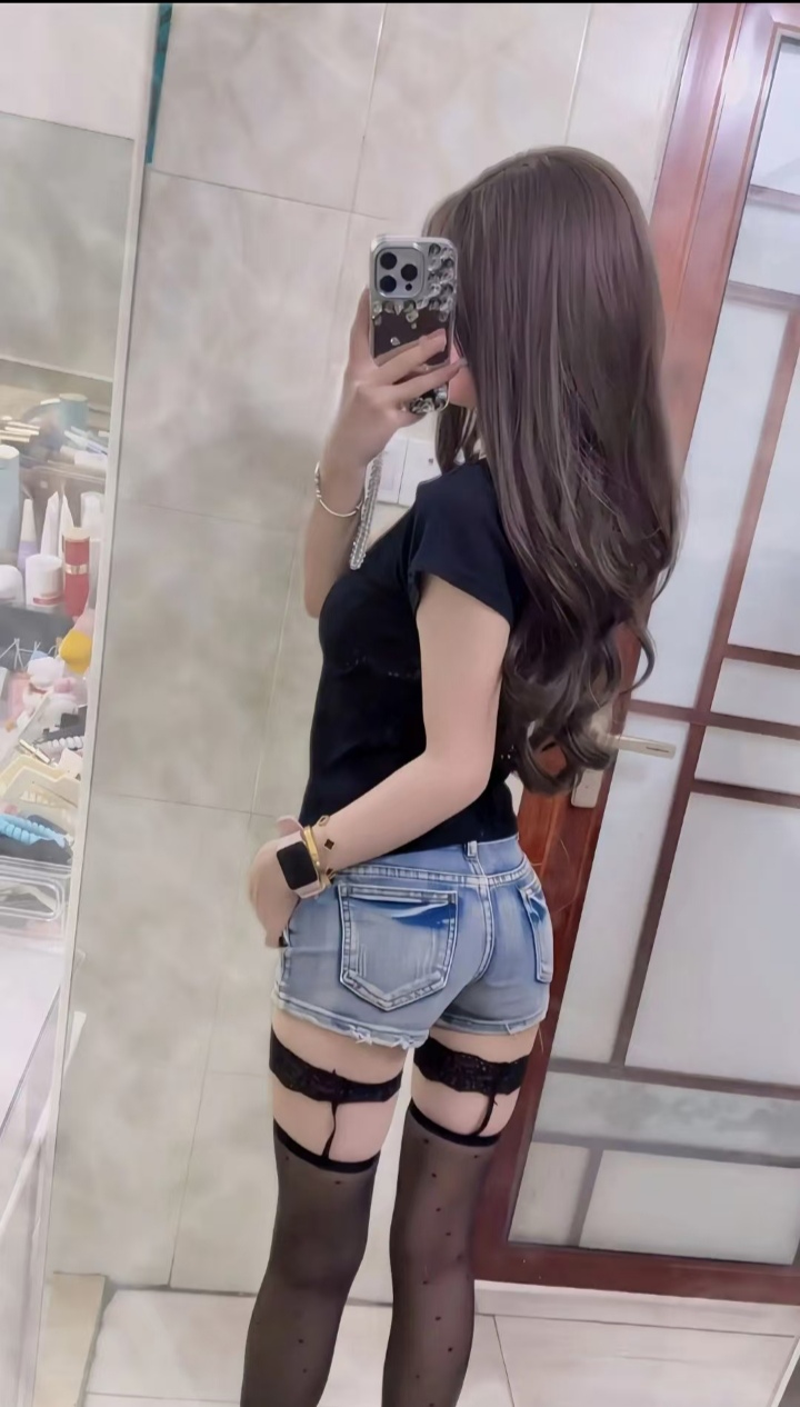 白嫩兼职辣妹依依