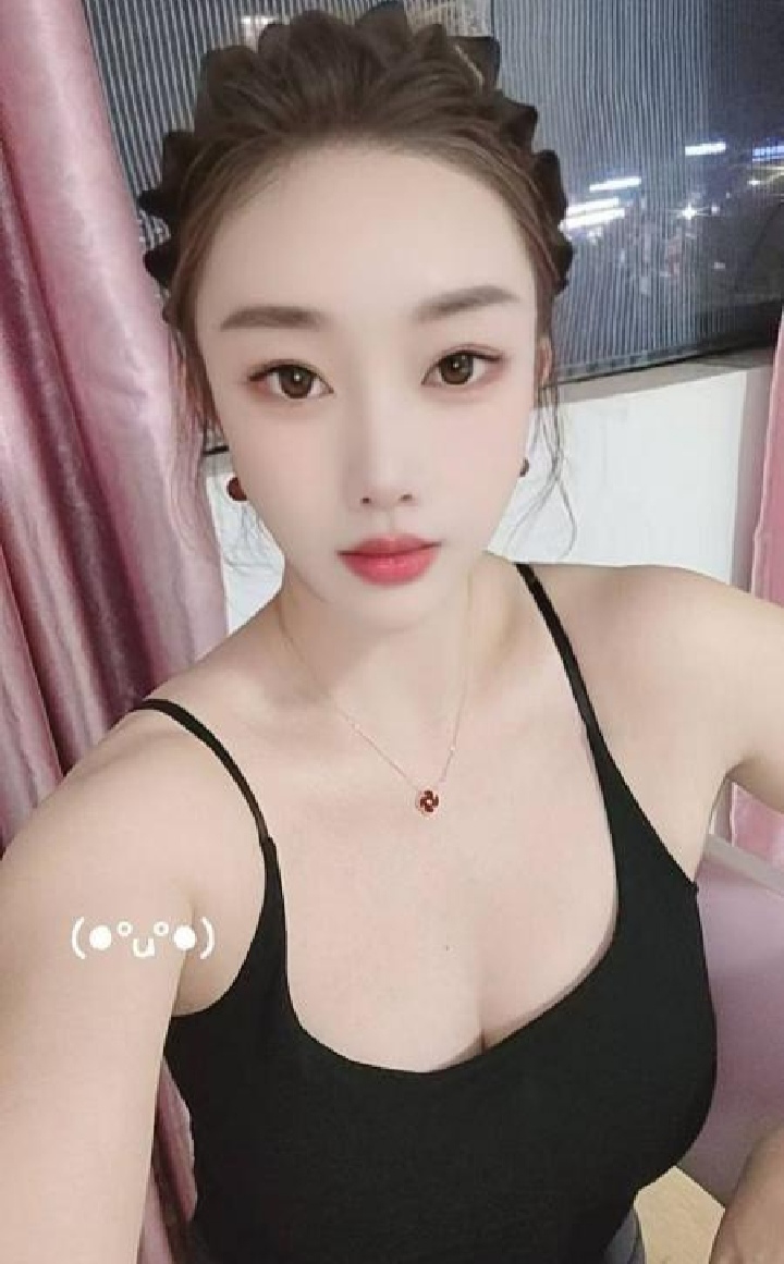 白嫩丰满辣妹小淘气