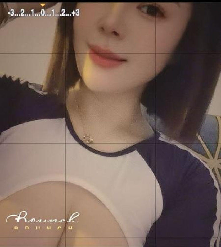 津南大白奶短发御姐