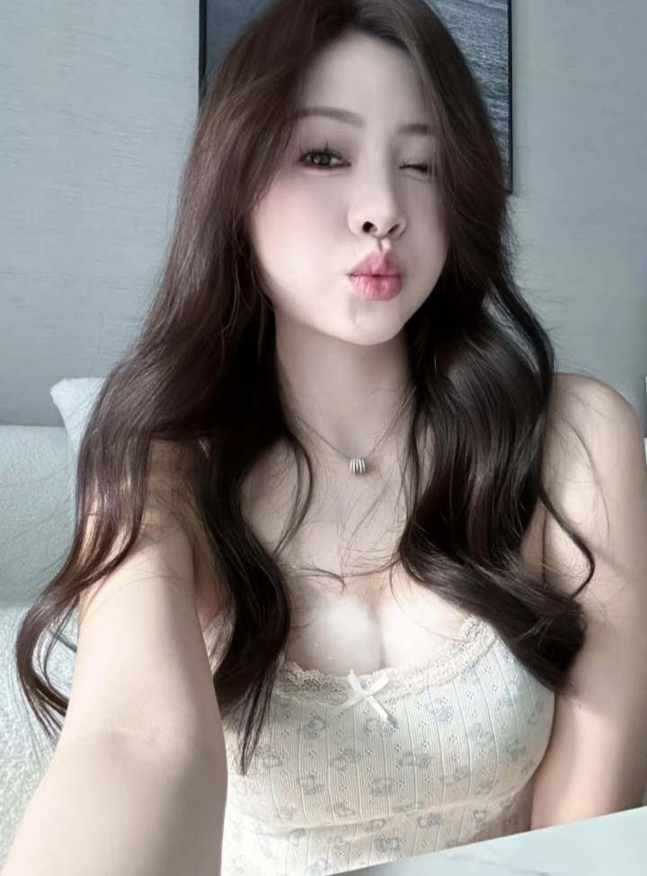 白嫩丰满美妞宝儿