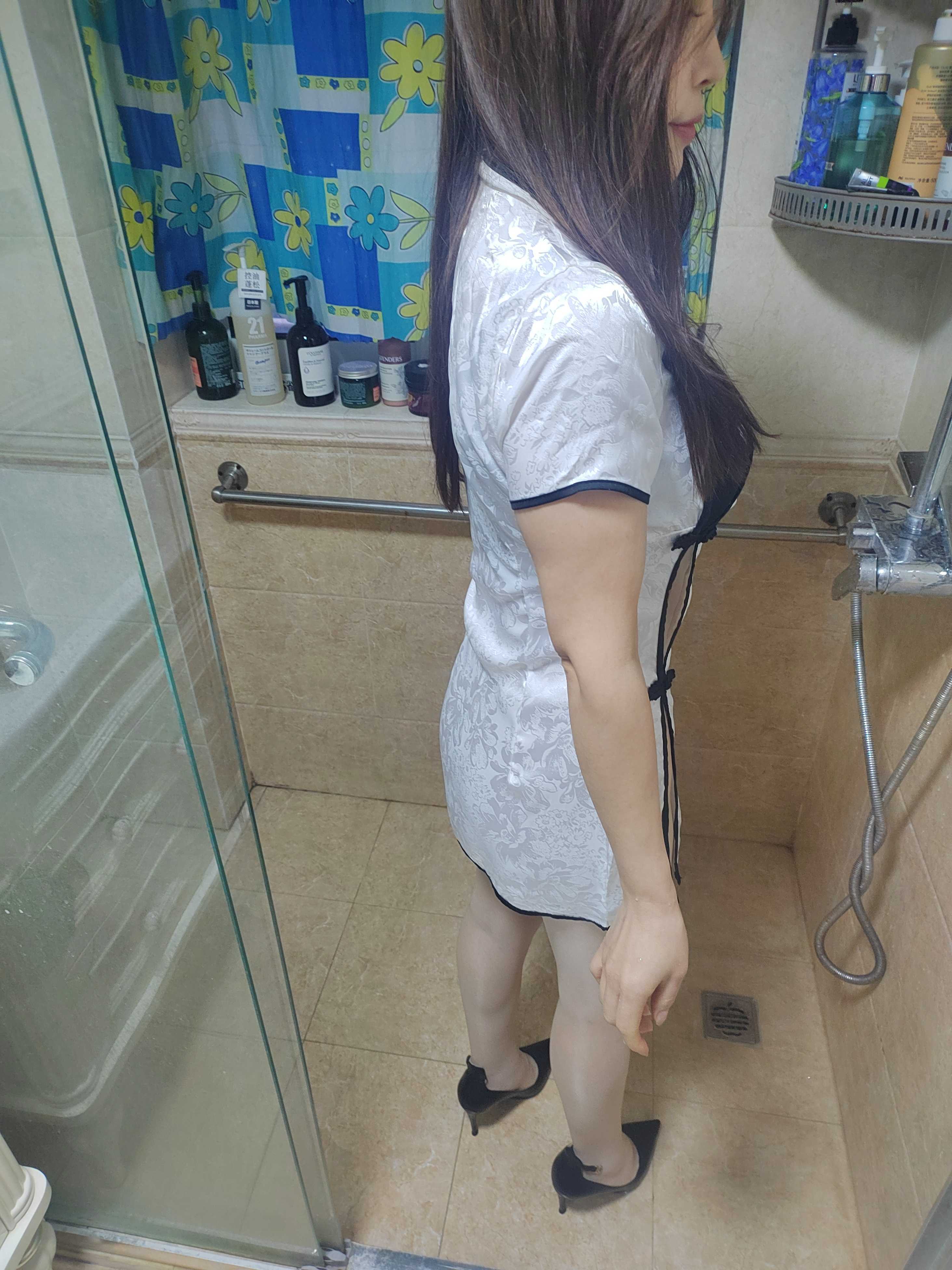 前凸后翘的少妇