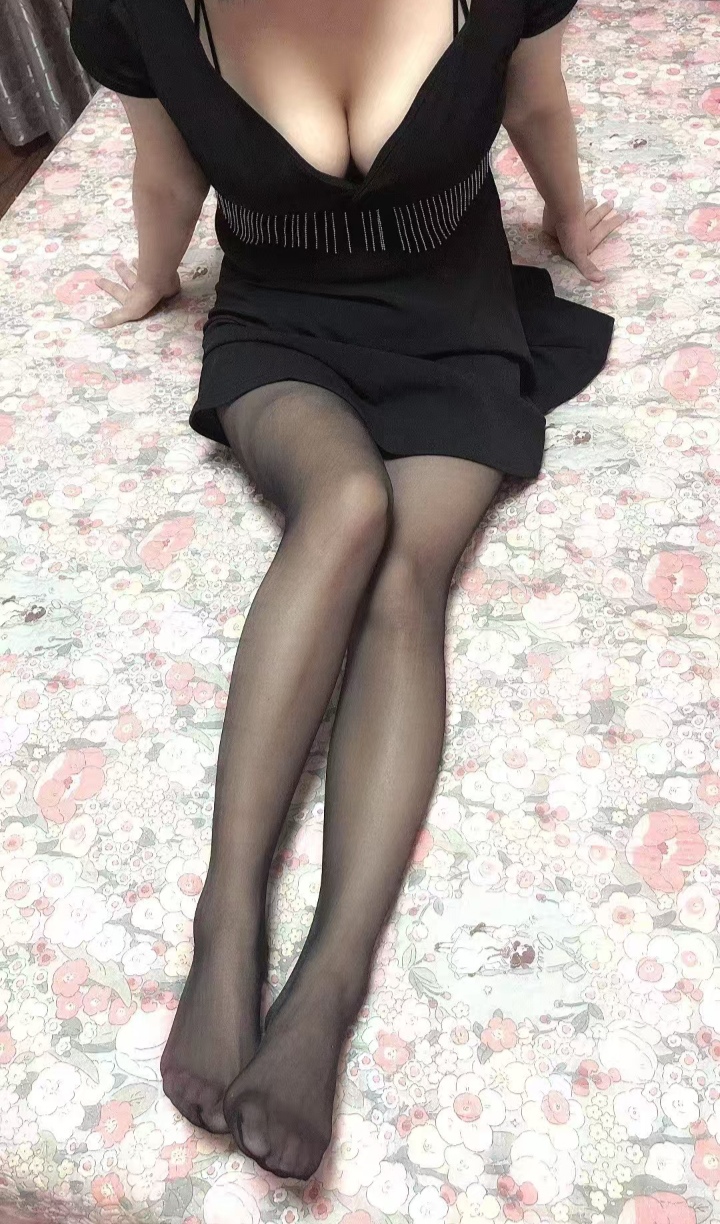 丰满黑丝小少妇淡然