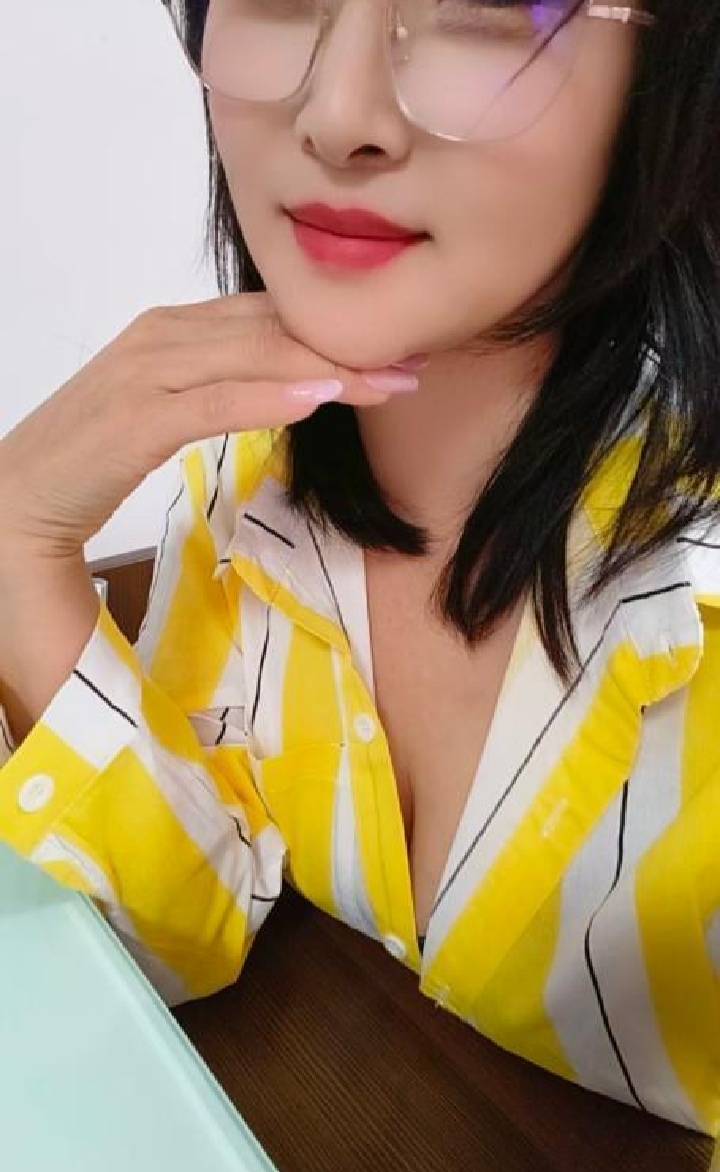 津南美乳眼镜少妇