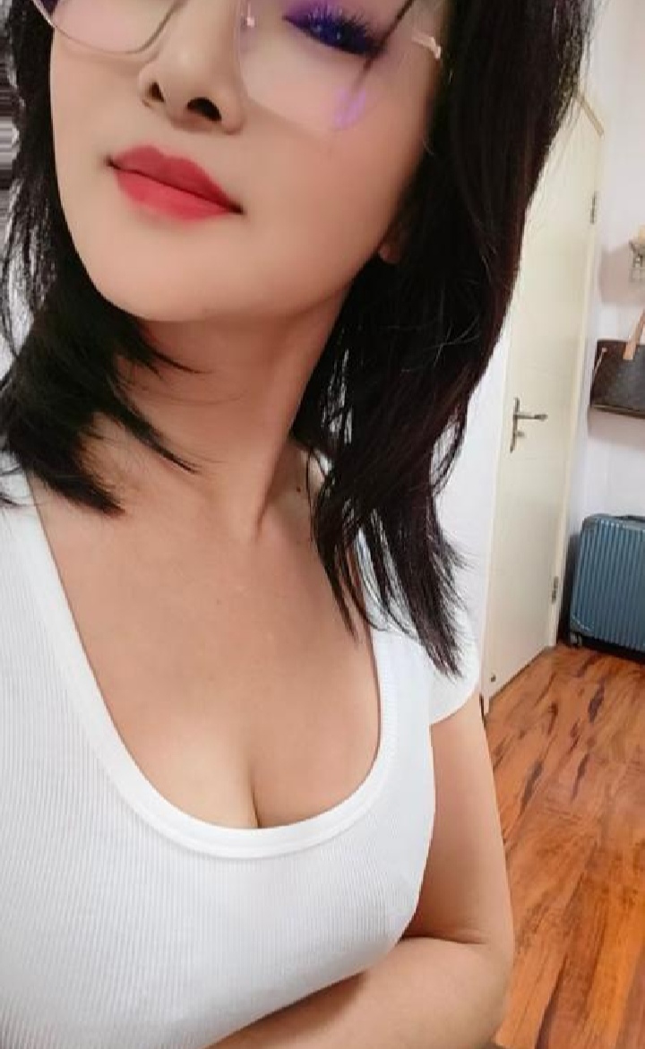 津南美乳眼镜少妇