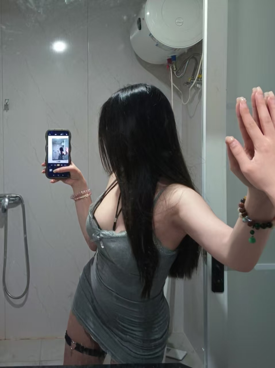 身材苗条，细致入微，温柔似水