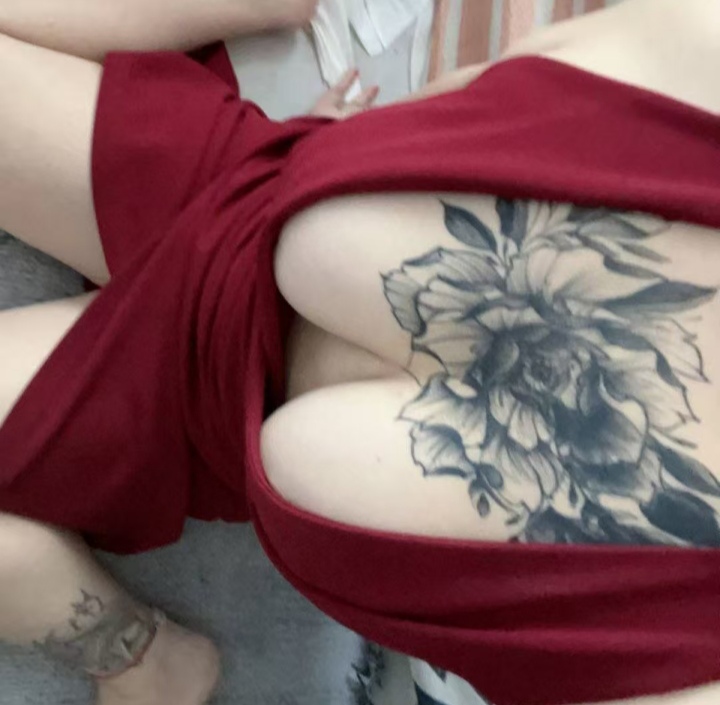 八字奶纹身妞甜甜圈