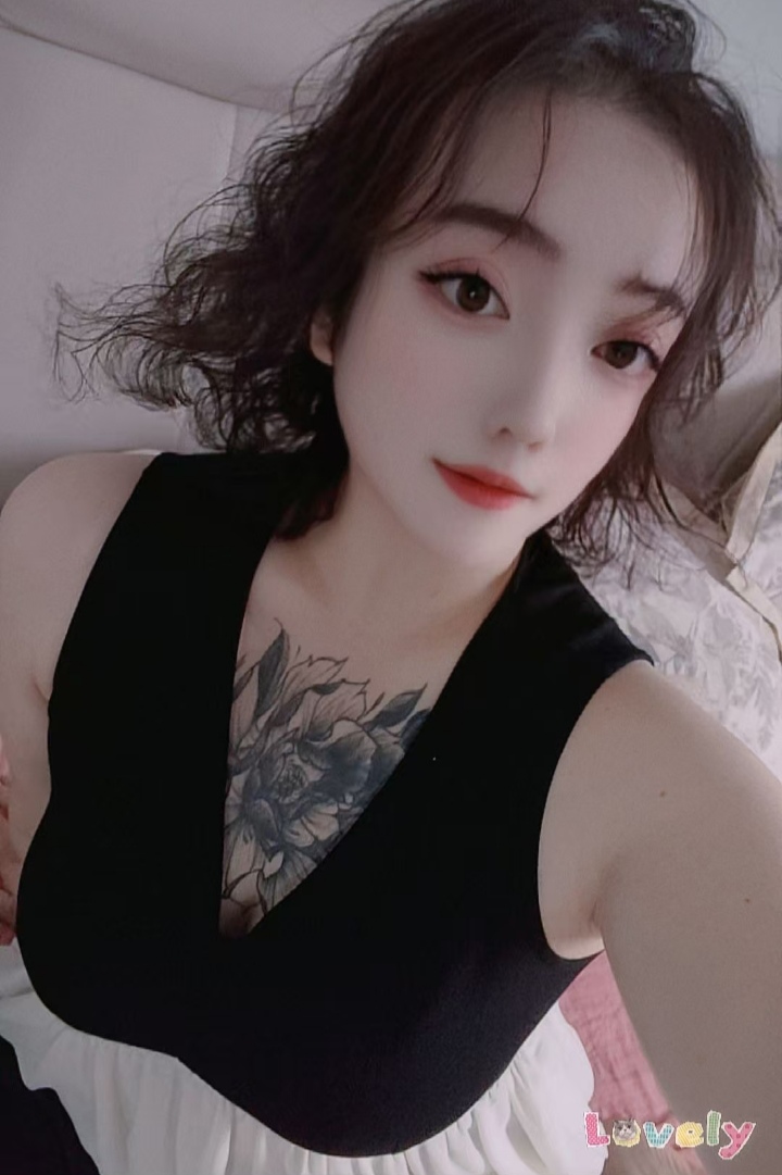 八字奶纹身妞甜甜圈