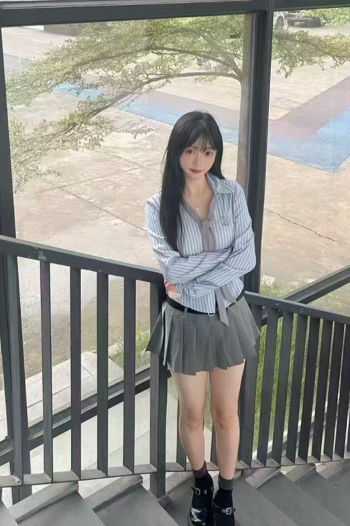 卧龙制服甜妹静静