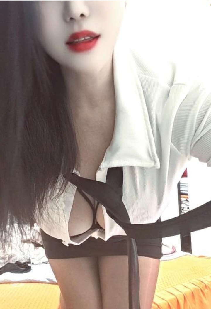 前凸后翘热辣小姐姐