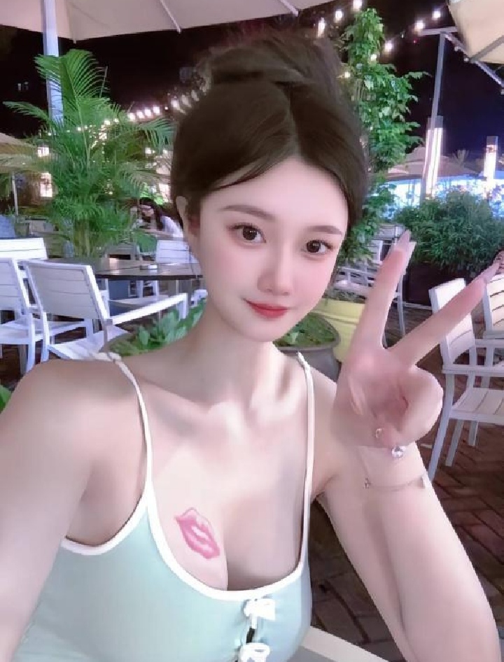 天河甜美丰润健身辣妹