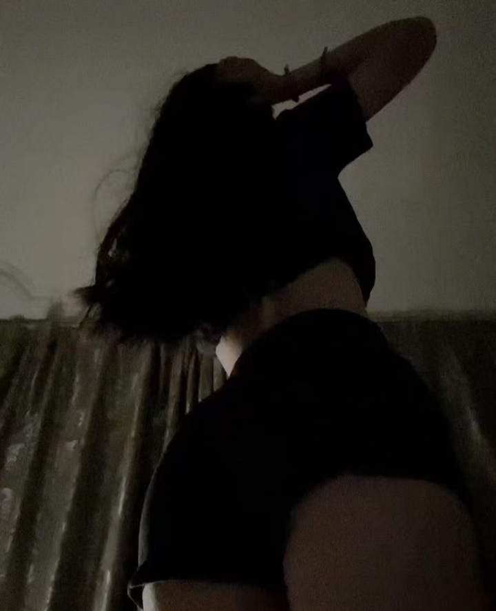 湖塘长腿美妞依依