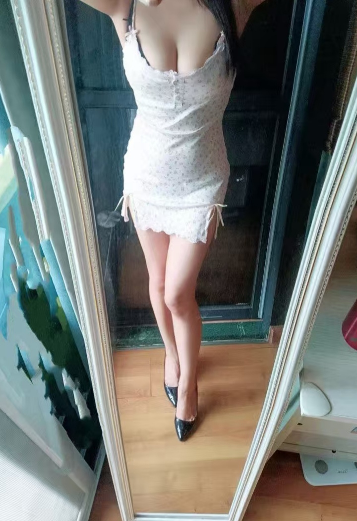 美艳爆乳御姐玫瑰