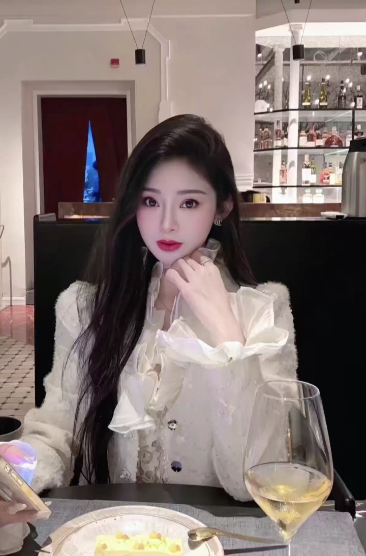 尤物身材气质辣妹苹果