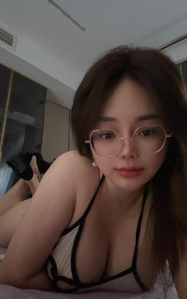 魅惑眼镜小少妇小涵