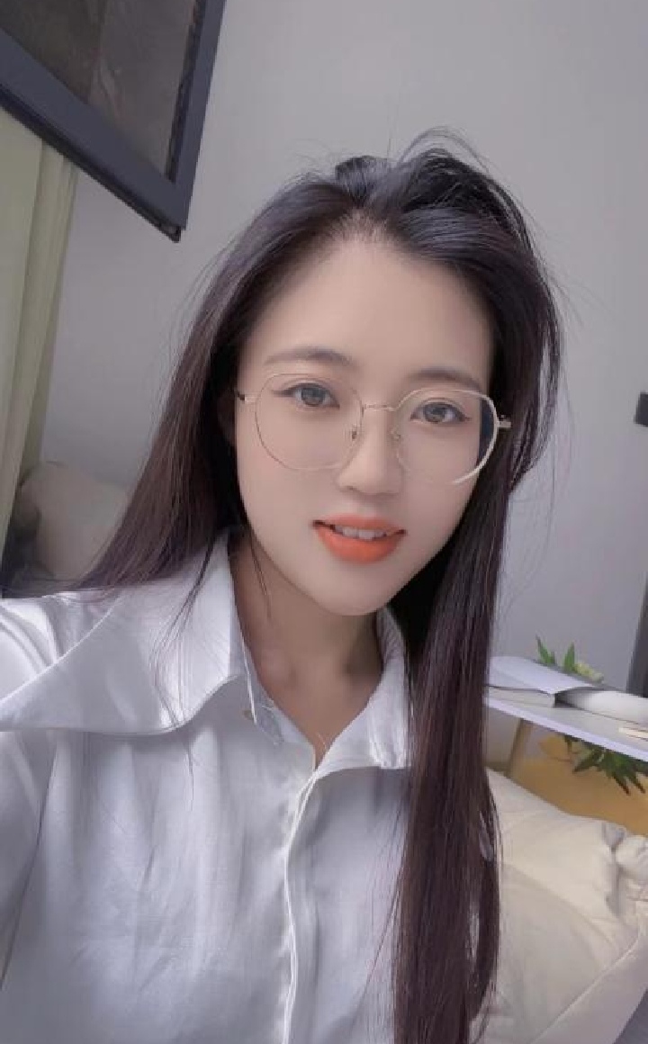 东丽反差眼镜妹月月