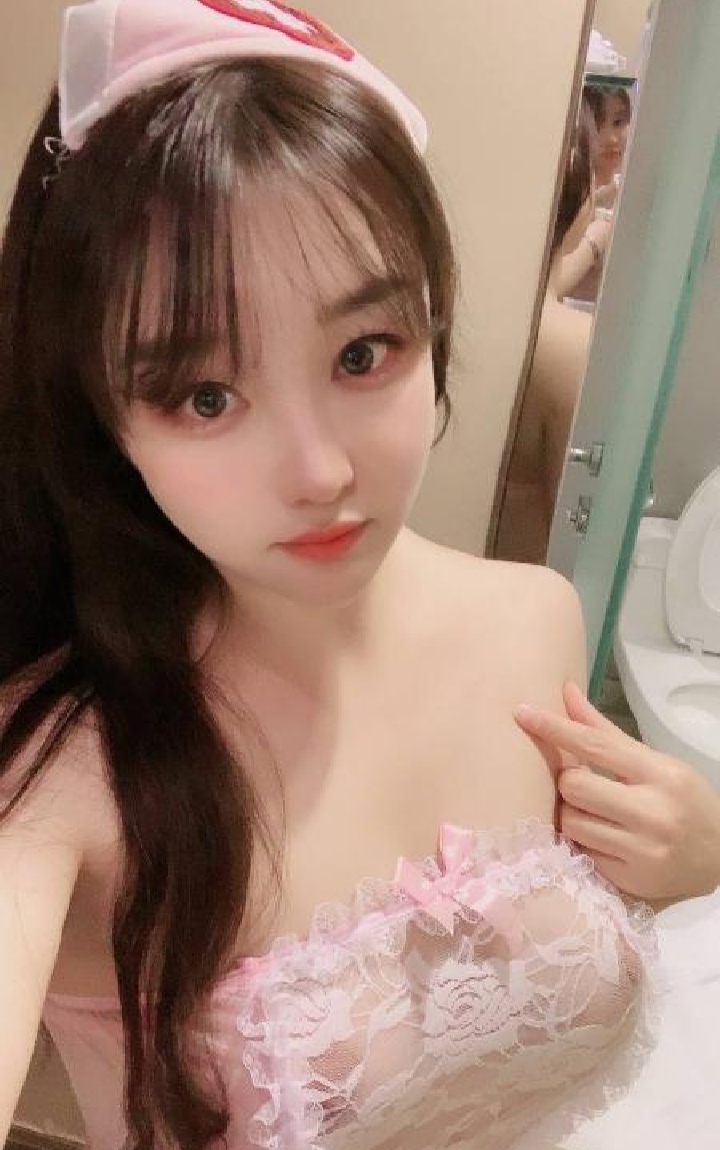 粉嫩大咪咪甜妹