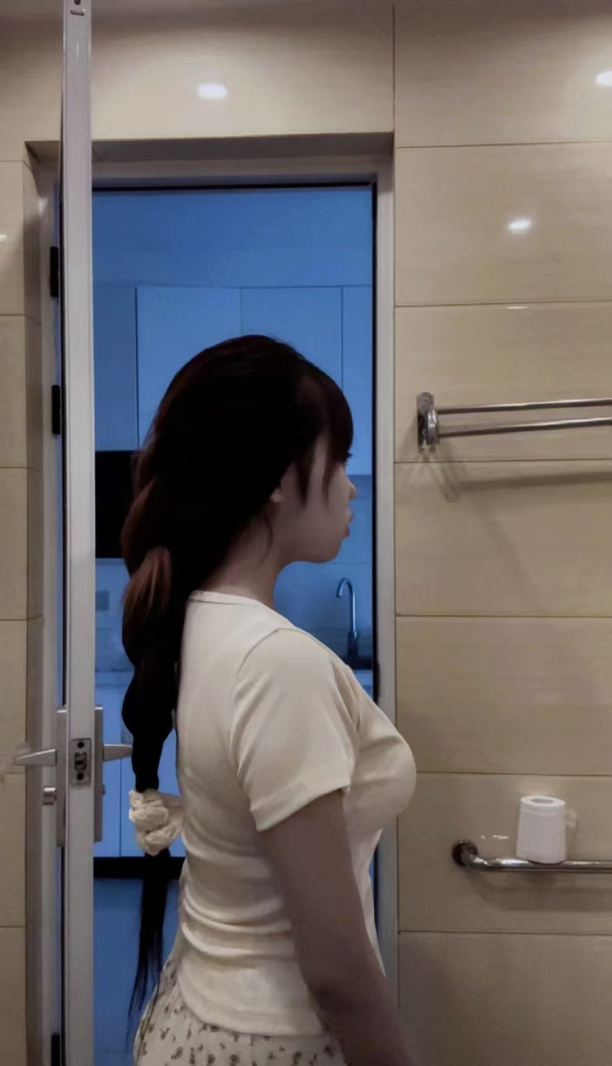 天河岗顶18岁小兮 穴紧多汁，三点粉嫩