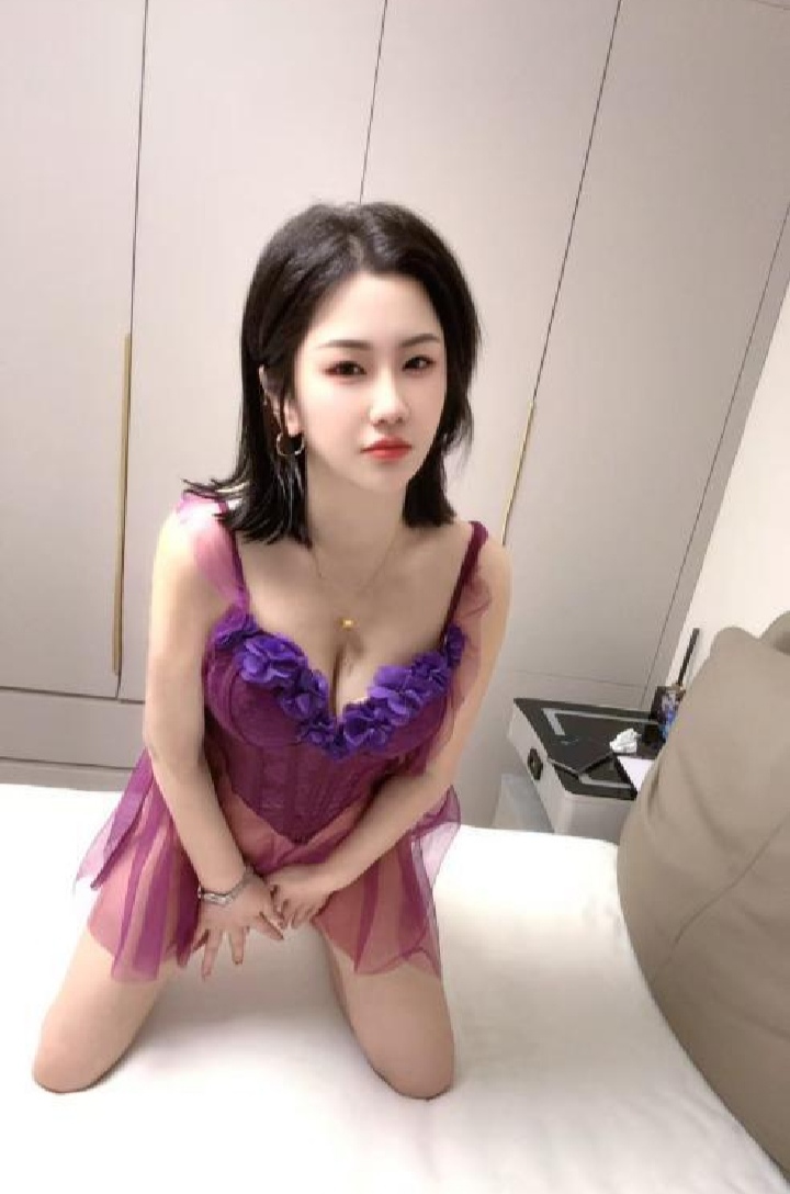 南站大奶短发御姐