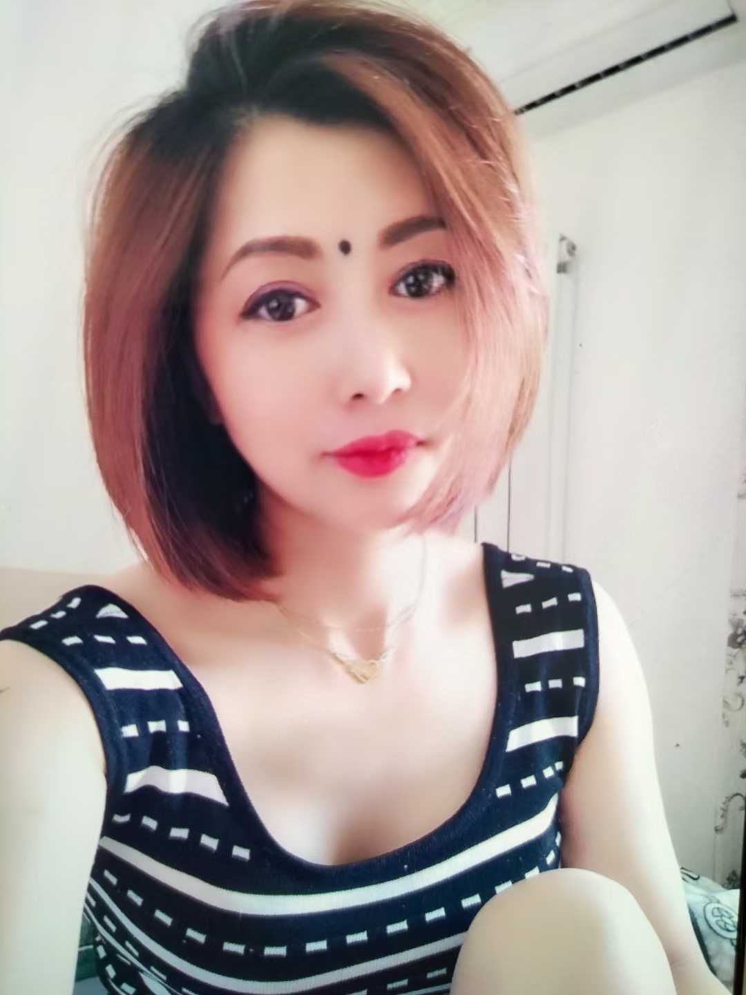 朝阳短发少妇