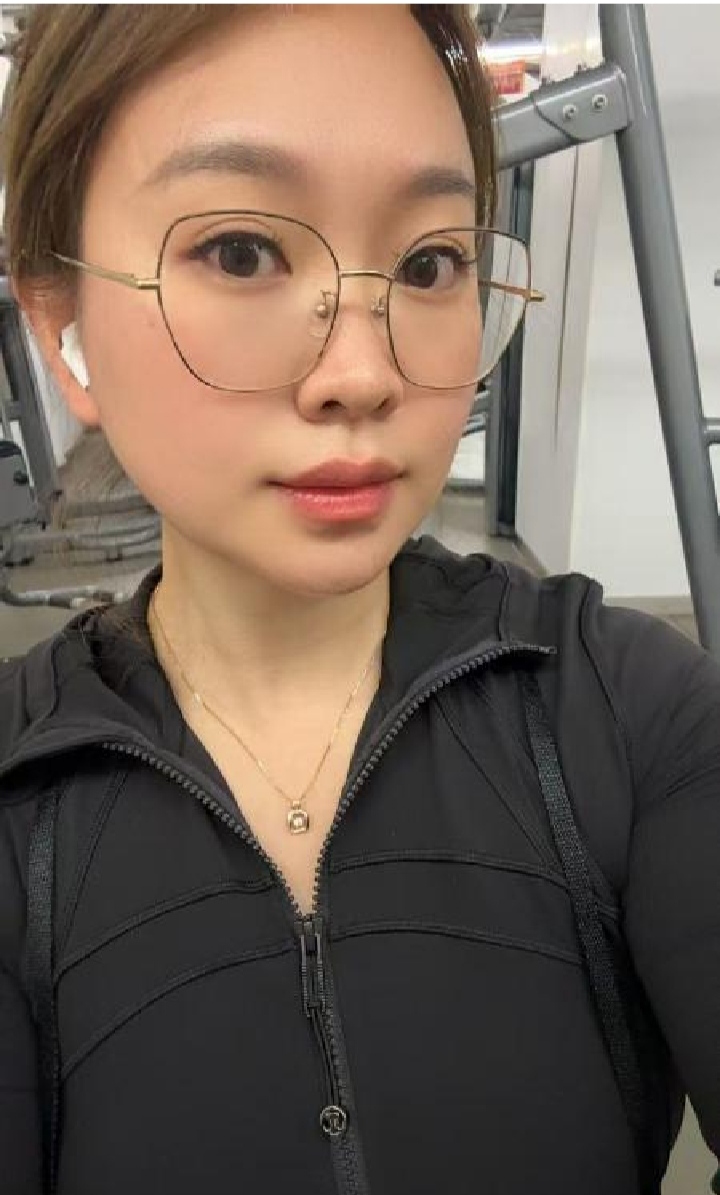 爱运动的眼镜御姐