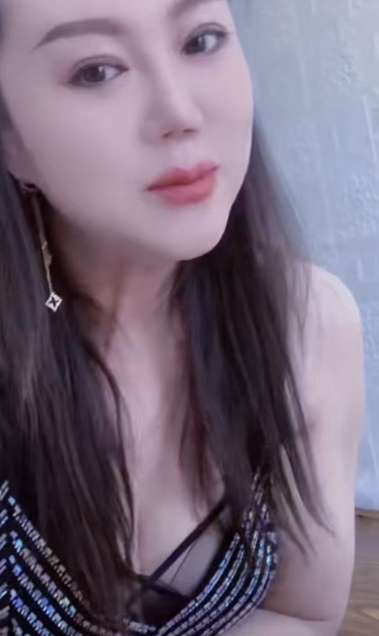 大胸白皮容儿