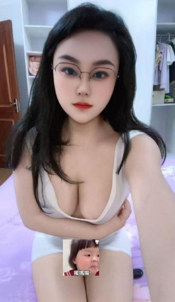 微胖极品反差眼镜妞