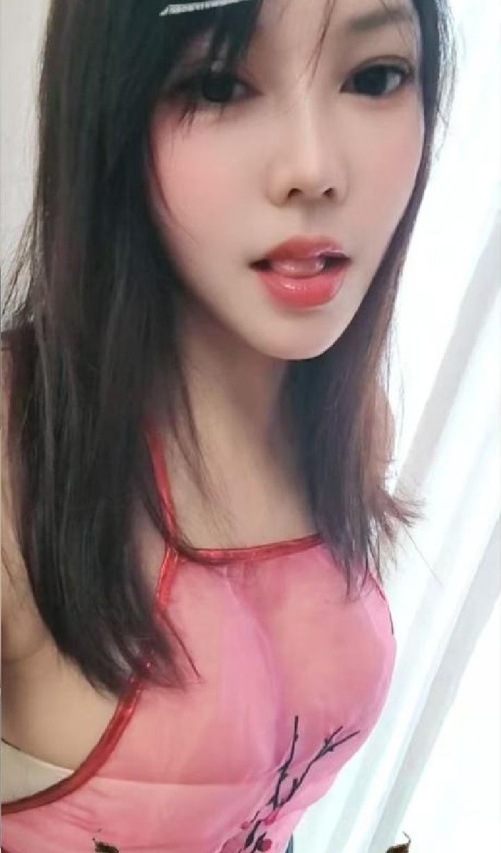 娇媚丰满大奶妞小英