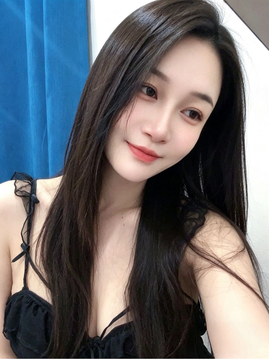 梅花园琪宝（新人下海） 见面长相比照片更良家一点