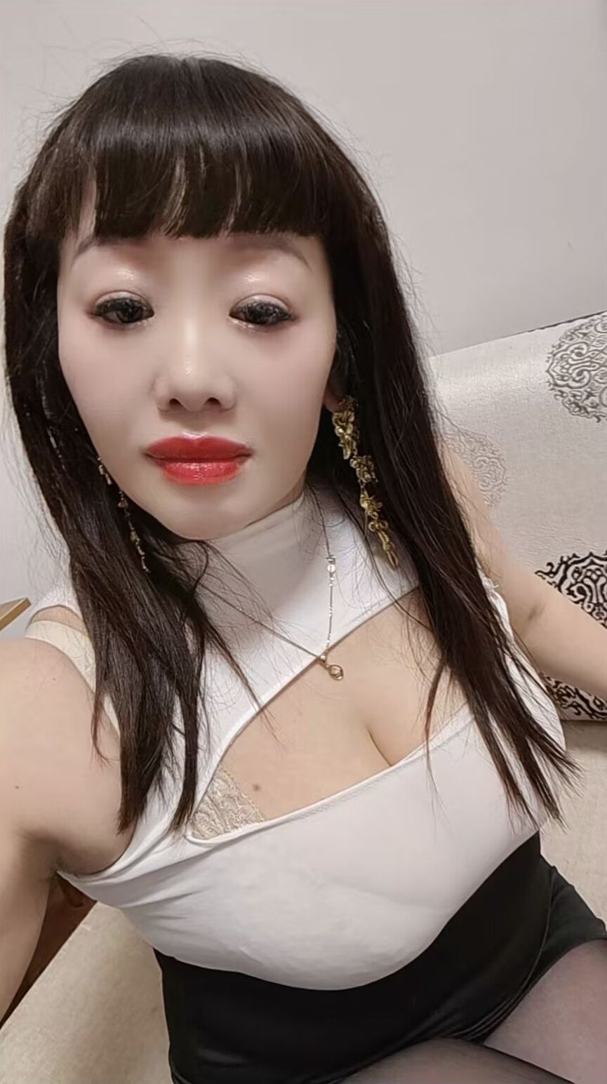 越秀五羊丽丽 迷人美熟女 身材好 放得开 巨Sao
