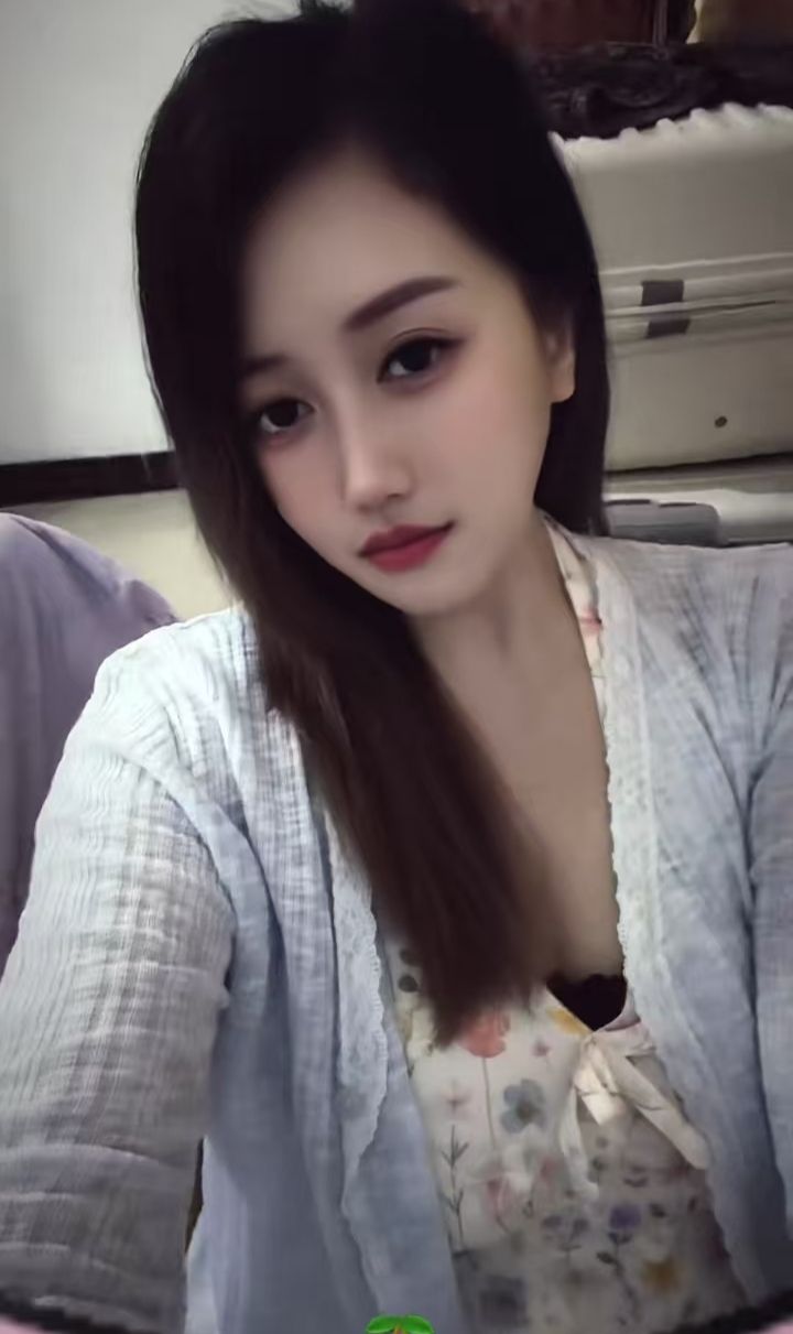 丰满大白兔辣妹小薇