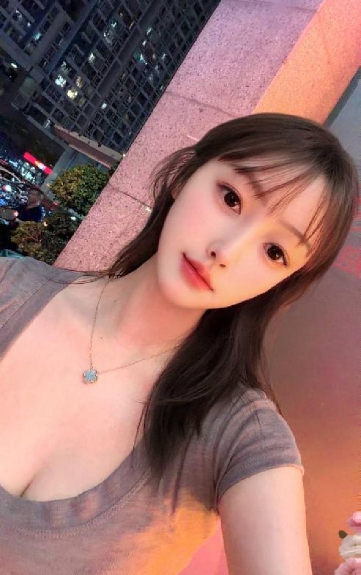 白嫩丰满服务系辣妹