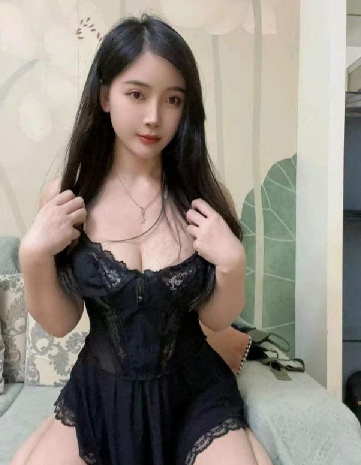反差长腿美乳娇娃