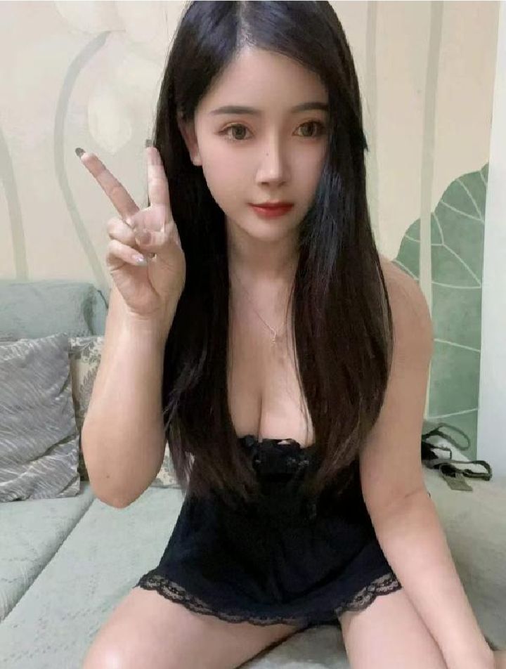 反差长腿美乳娇娃