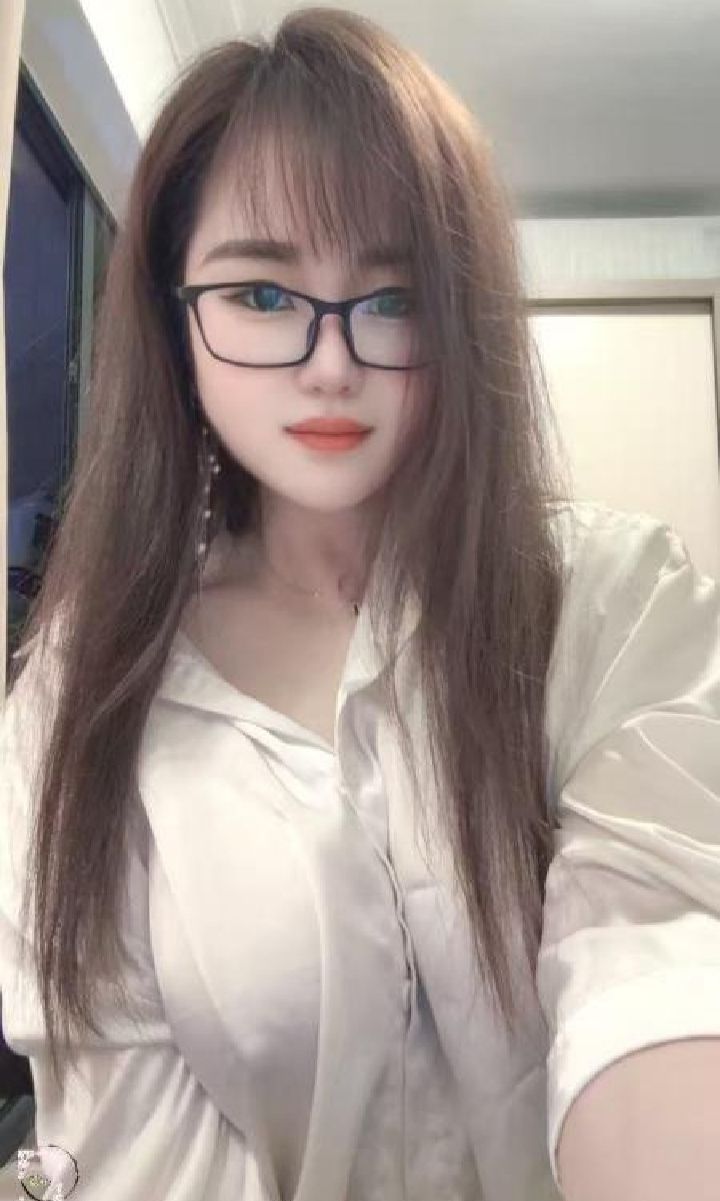 爆乳兼职眼镜御姐