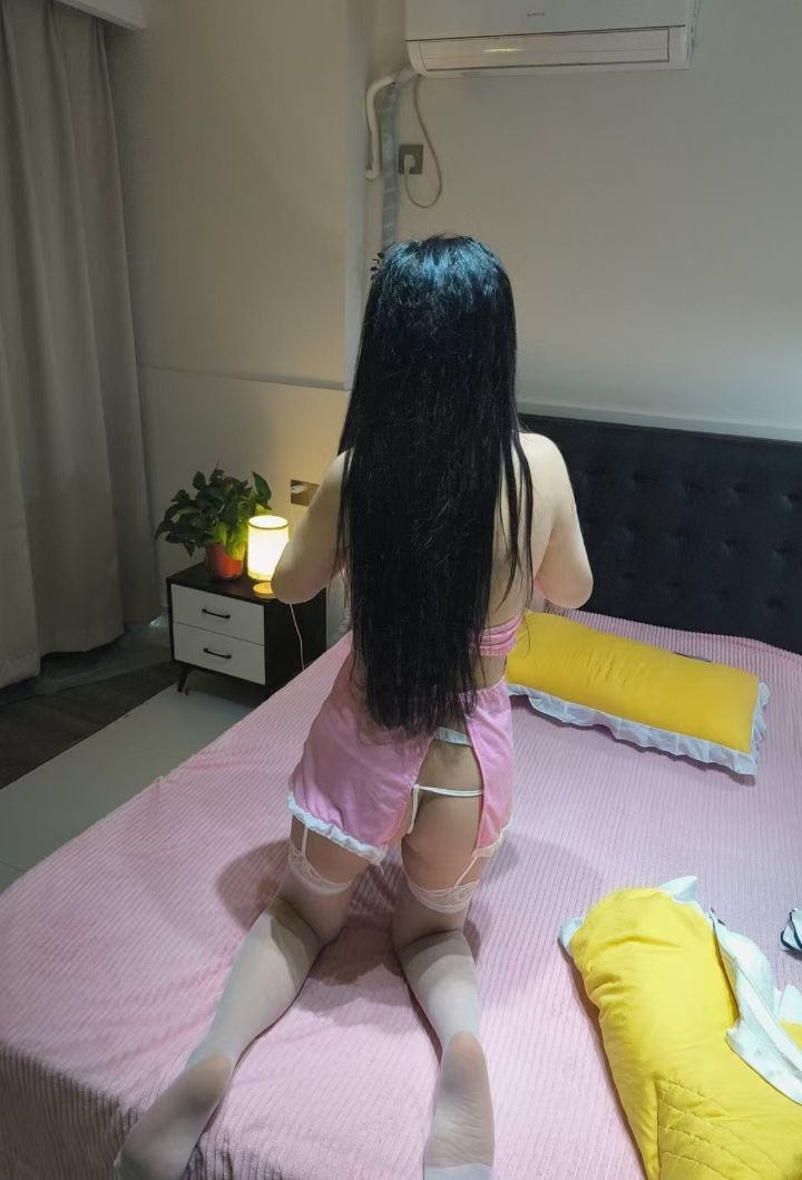 黑丝翘臀依诺小Sao妹